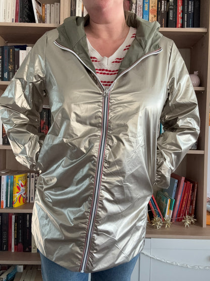 Imperméable kaki doublure dorée femme Melya Melody, coupe ample avec capuche et fermeture éclair centrale