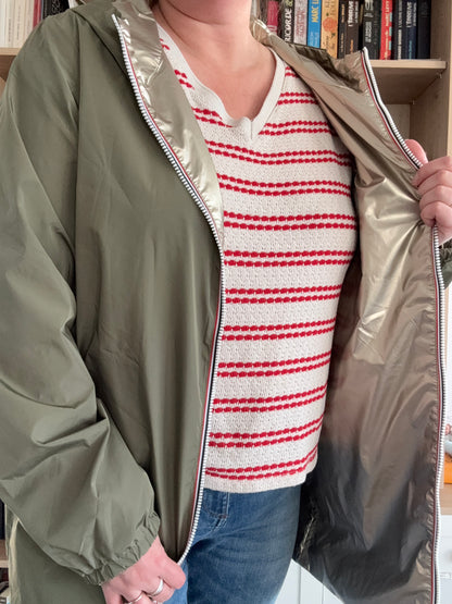 Imperméable kaki femme Melya Melody ouvert révélant sa doublure dorée, porté sur un pull rayé rouge et blanc