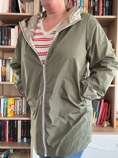 Imperméable kaki doublure dorée femme Melya Melody porté ouvert, révélant l'intérieur doré brillant