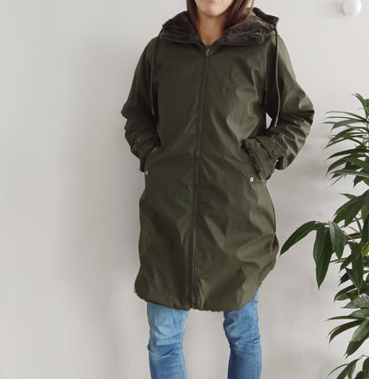 Melya Melody - Manteau long mi cuisses type ciré imperméable fourré réversible kaki - Le Petit Placard