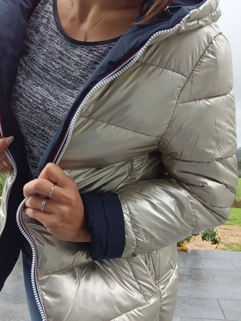 Melya Melody - Manteau court réversible et imperméable matelassé bleu marine/doré - Le Petit Placard