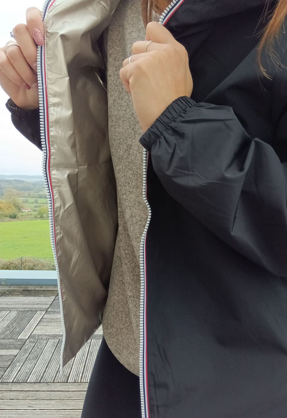 Intérieur doré du manteau court réversible imperméable noir & doré Melya Melody avec fermeture éclair tricolore