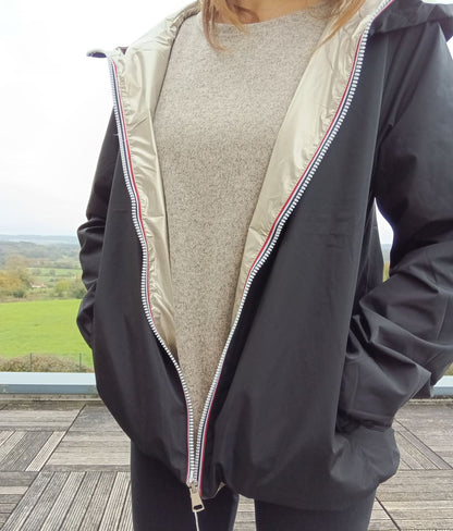Manteau court réversible imperméable noir et doré Melya Melody ouvert, révélant la doublure dorée avec fermeture éclair bicolore