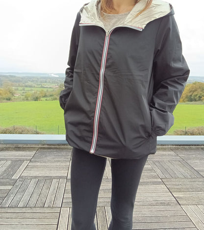 Manteau court réversible imperméable noir et doré Melya Melody porté par une femme, côté noir visible