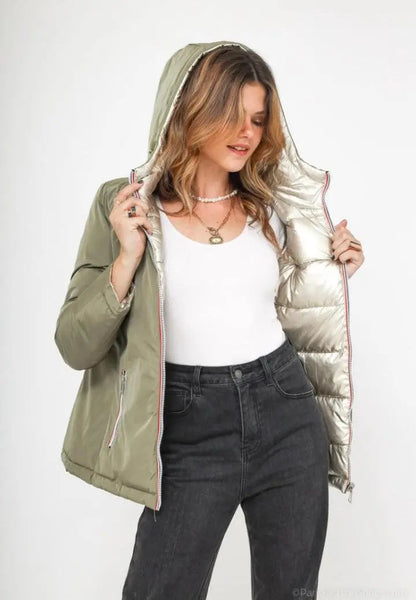 Manteau réversible imperméable Melya Melody femme kaki et doré, porté, montrant les deux côtés du manteau.