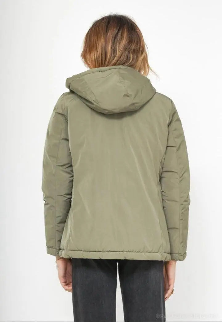 Manteau réversible imperméable Melya Melody pour femme, kaki et doré, affichant un style élégant et pratique.
