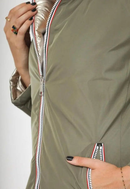 Manteau réversible imperméable Melya Melody pour femme, kaki et doré, avec fermeture à glissière et capuche, porté en extérieur.
