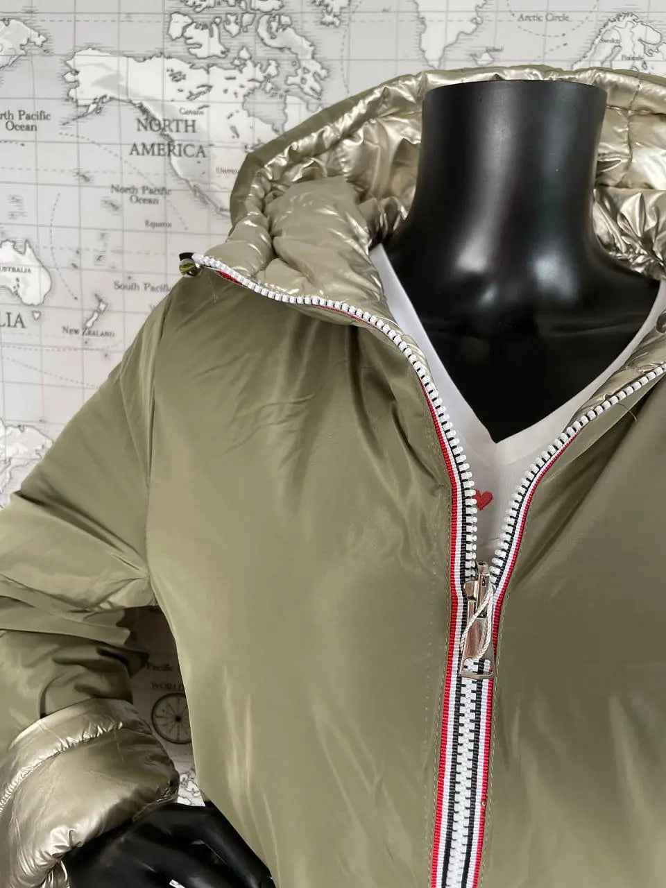 Manteau réversible imperméable Melya Melody pour femme, kaki et doré, avec doublure visible et coupe élégante.