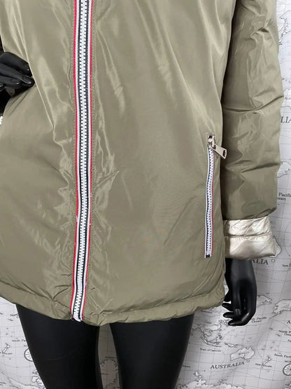 Manteau réversible imperméable Melya Melody pour femme, kaki et doré, avec capuche et poches visibles.
