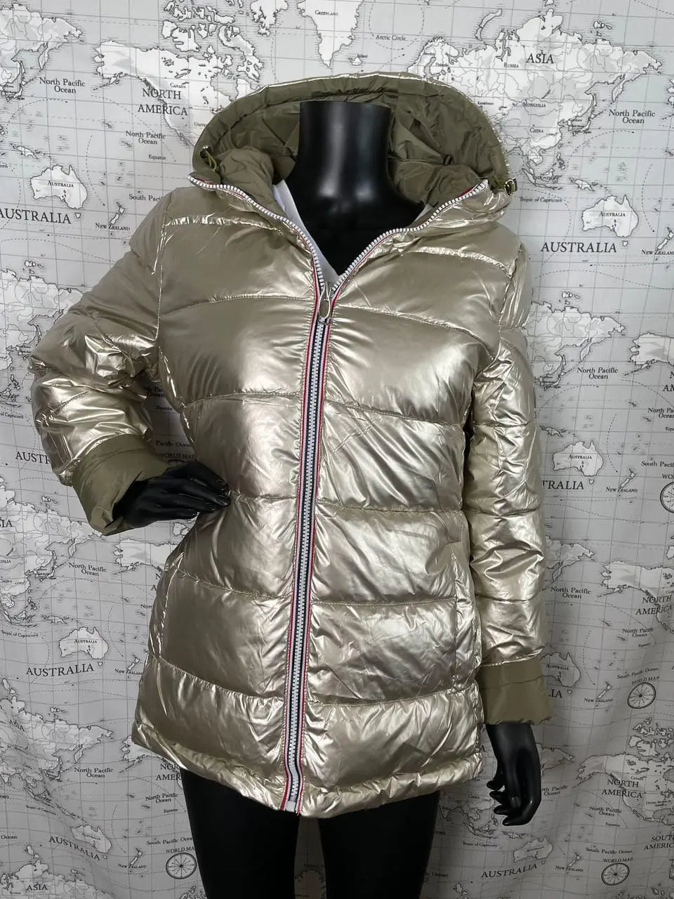 Manteau réversible imperméable Melya Melody pour femme, kaki et doré, avec capuche et fermeture à boutons.