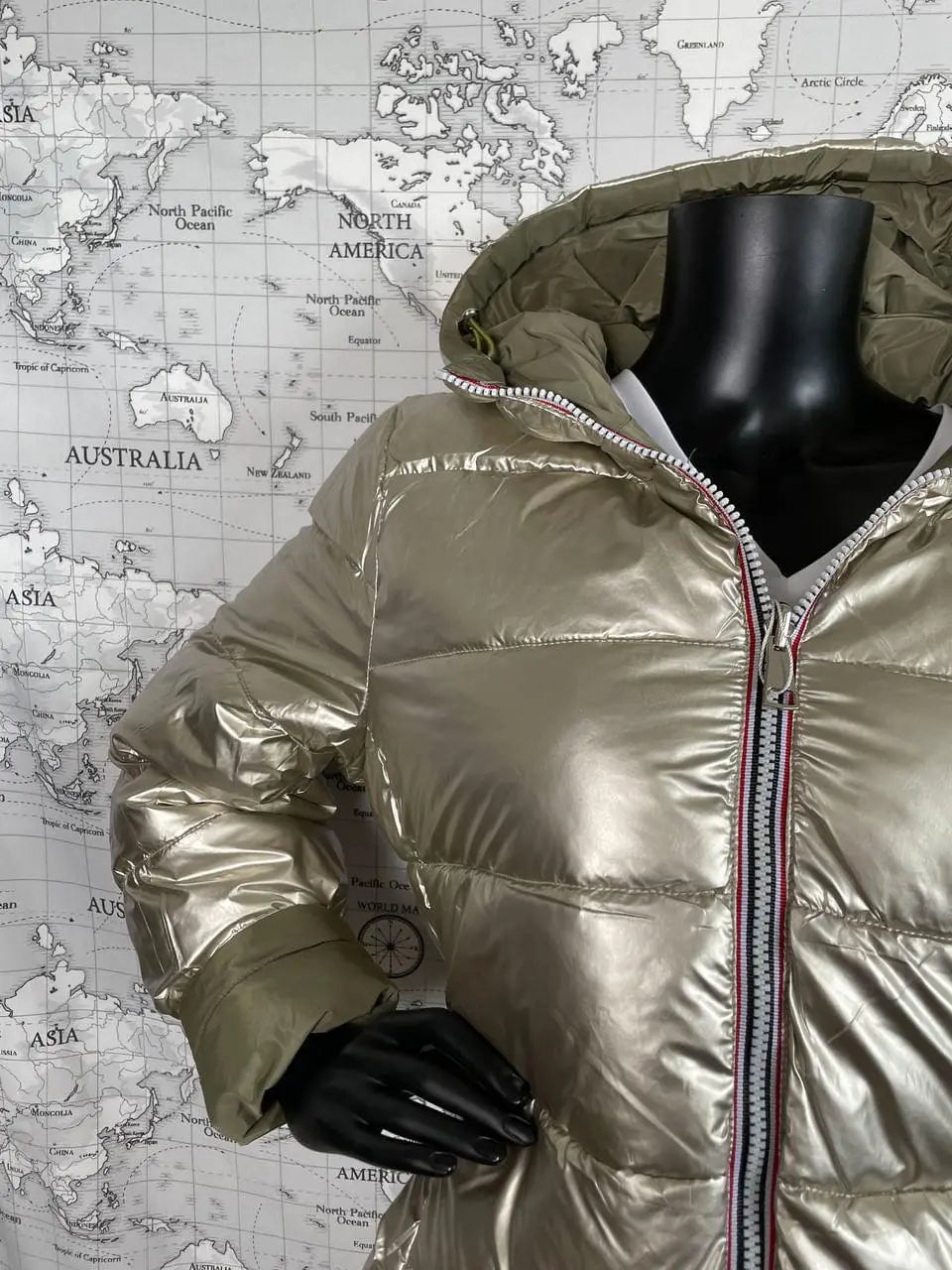 Manteau réversible imperméable Melya Melody femme kaki et doré, détail de la fermeture et du tissu imperméable.