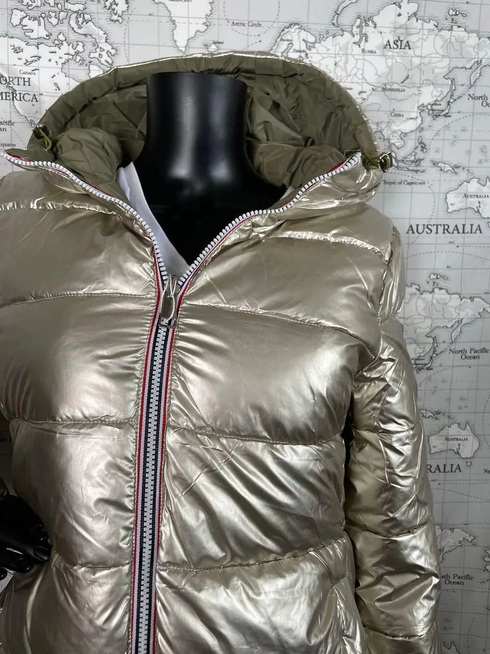 Manteau réversible imperméable Melya Melody pour femme kaki et doré, visible côté kaki avec capuche et fermeture à boutons.
