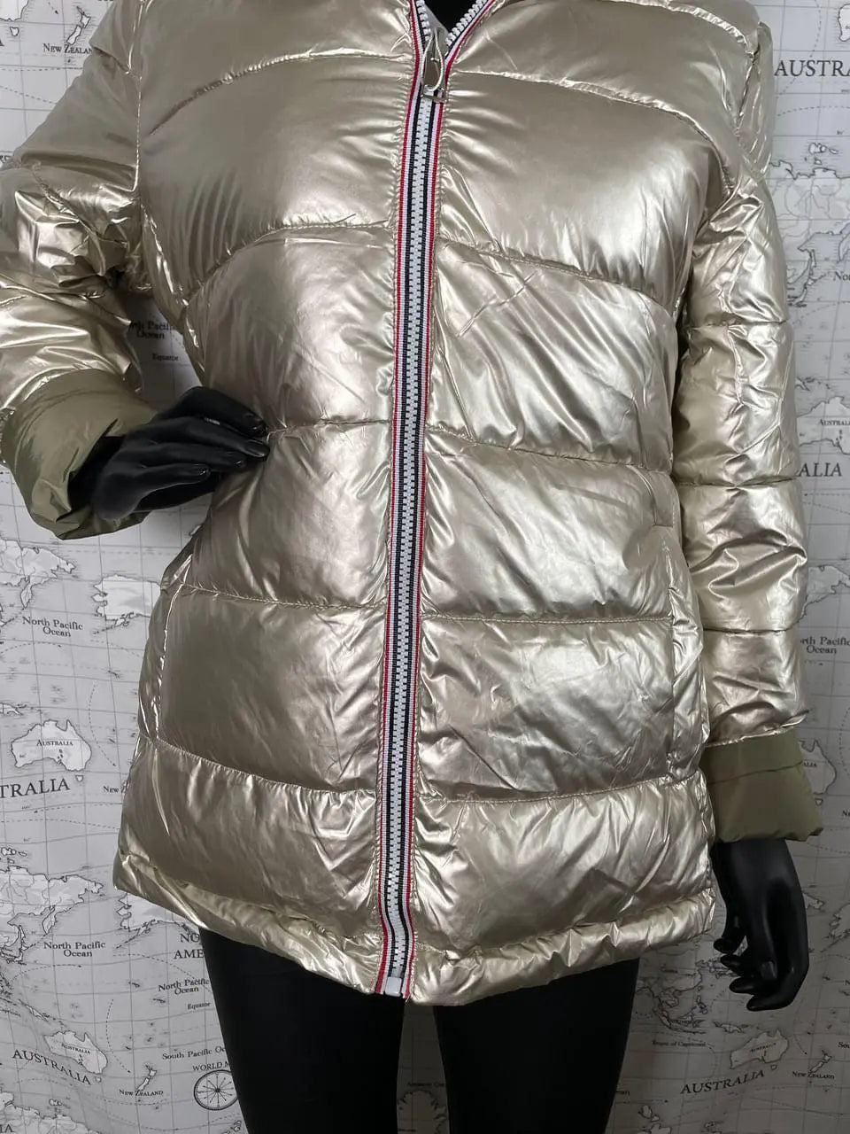 Manteau réversible imperméable Melya Melody pour femme, kaki et doré, avec fermeture et capuche visible dans l’image.