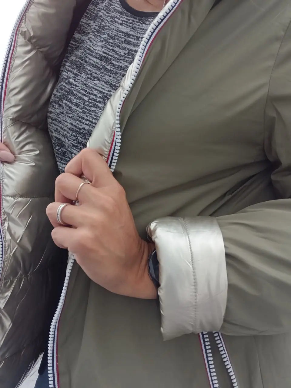 Manteau réversible imperméable Melya Melody pour femme, kaki et doré, avec doublure visible et fermeture à glissière.