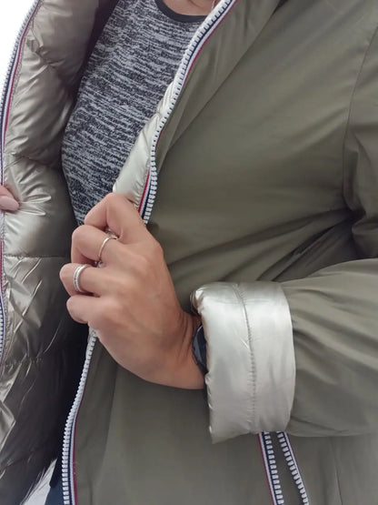Manteau réversible imperméable Melya Melody pour femme, kaki et doré, avec doublure visible et fermeture à glissière.
