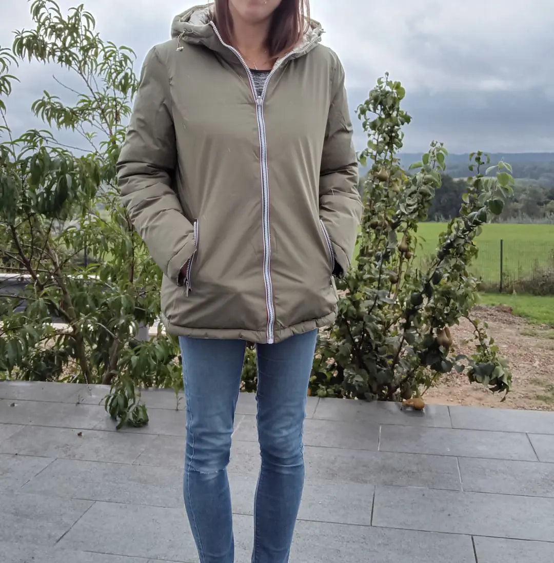 Manteau réversible imperméable Melya Melody pour femme, kaki et doré, avec capuche et fermeture tendance.