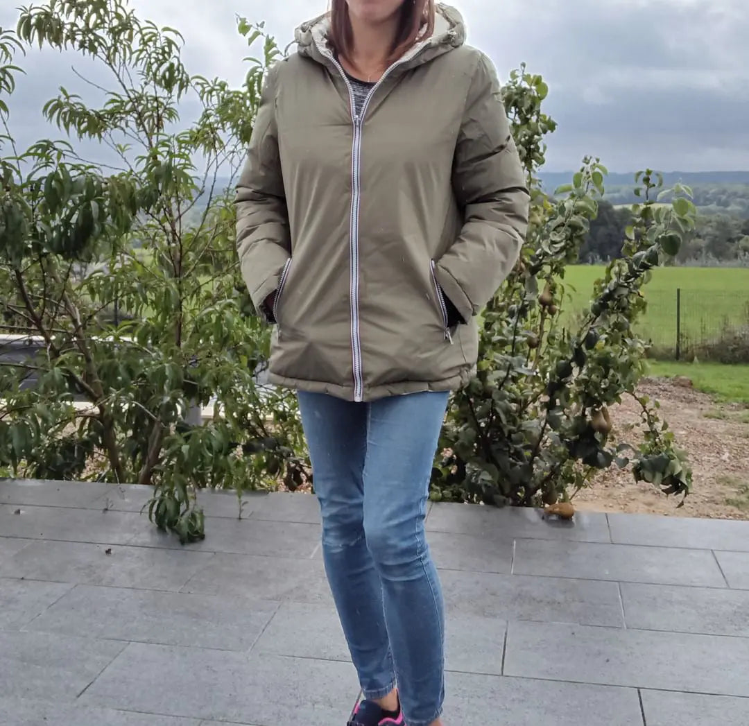 Manteau réversible imperméable Melya Melody femme kaki et doré, tissu léger et design élégant, porté en extérieur.