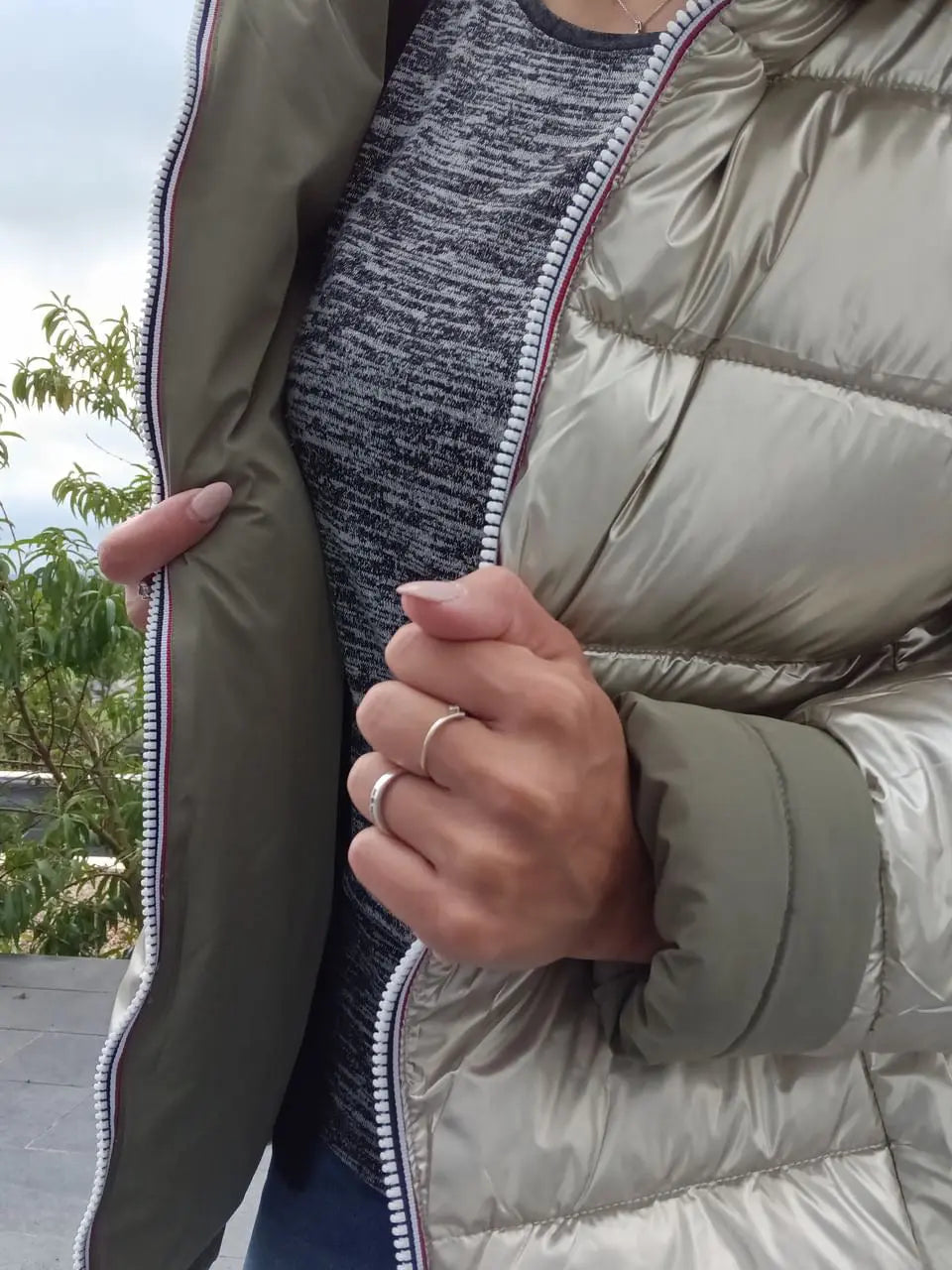 Manteau réversible imperméable Melya Melody pour femme, kaki et doré, avec capuche et poches visibles.