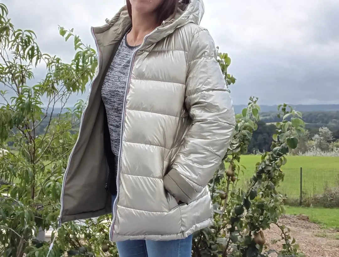 Manteau réversible imperméable Melya Melody pour femme, kaki et doré, avec capuche et fermeture éclair visible.