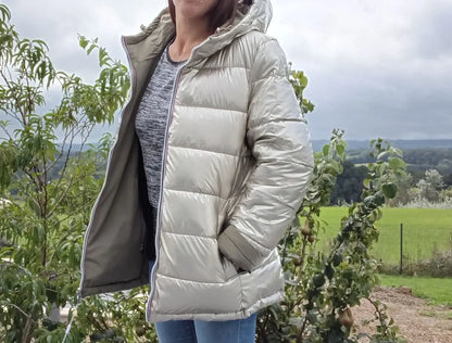 Manteau réversible imperméable Melya Melody pour femme, kaki et doré, avec capuche et fermeture éclair visible.