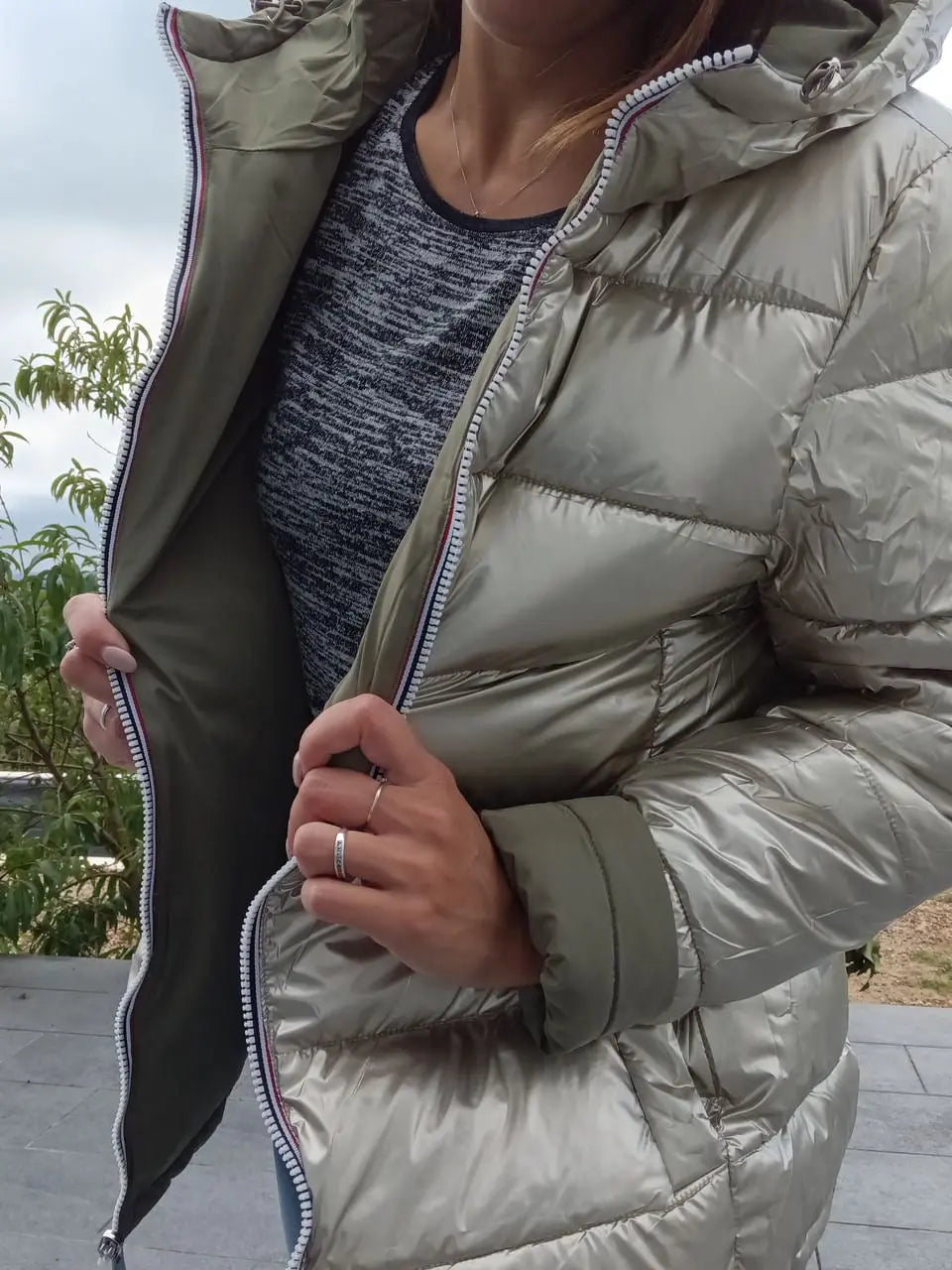 Manteau réversible imperméable Melya Melody pour femme, kaki et doré, avec capuche et fermeture à boutons.
