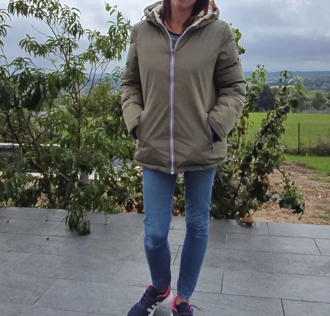 Manteau réversible imperméable Melya Melody femme kaki et doré, tissu imperméable avec capuche et poches visibles.