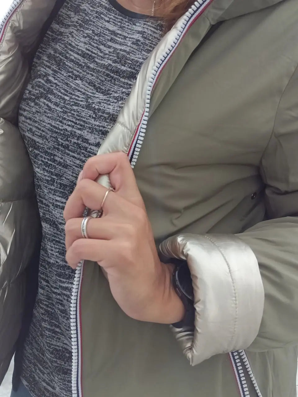 Manteau réversible imperméable Melya Melody pour femme, kaki et doré, avec fermeture à boutons et capuche ajustable.