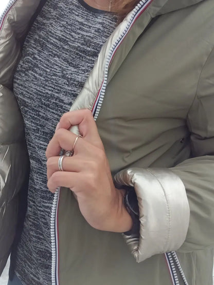 Manteau réversible imperméable Melya Melody pour femme, kaki et doré, avec fermeture à boutons et capuche ajustable.