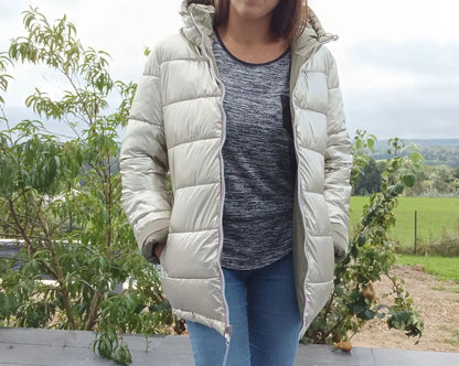 Manteau réversible imperméable Melya Melody pour femme, kaki et doré, avec capuche et fermeture éclair visible.