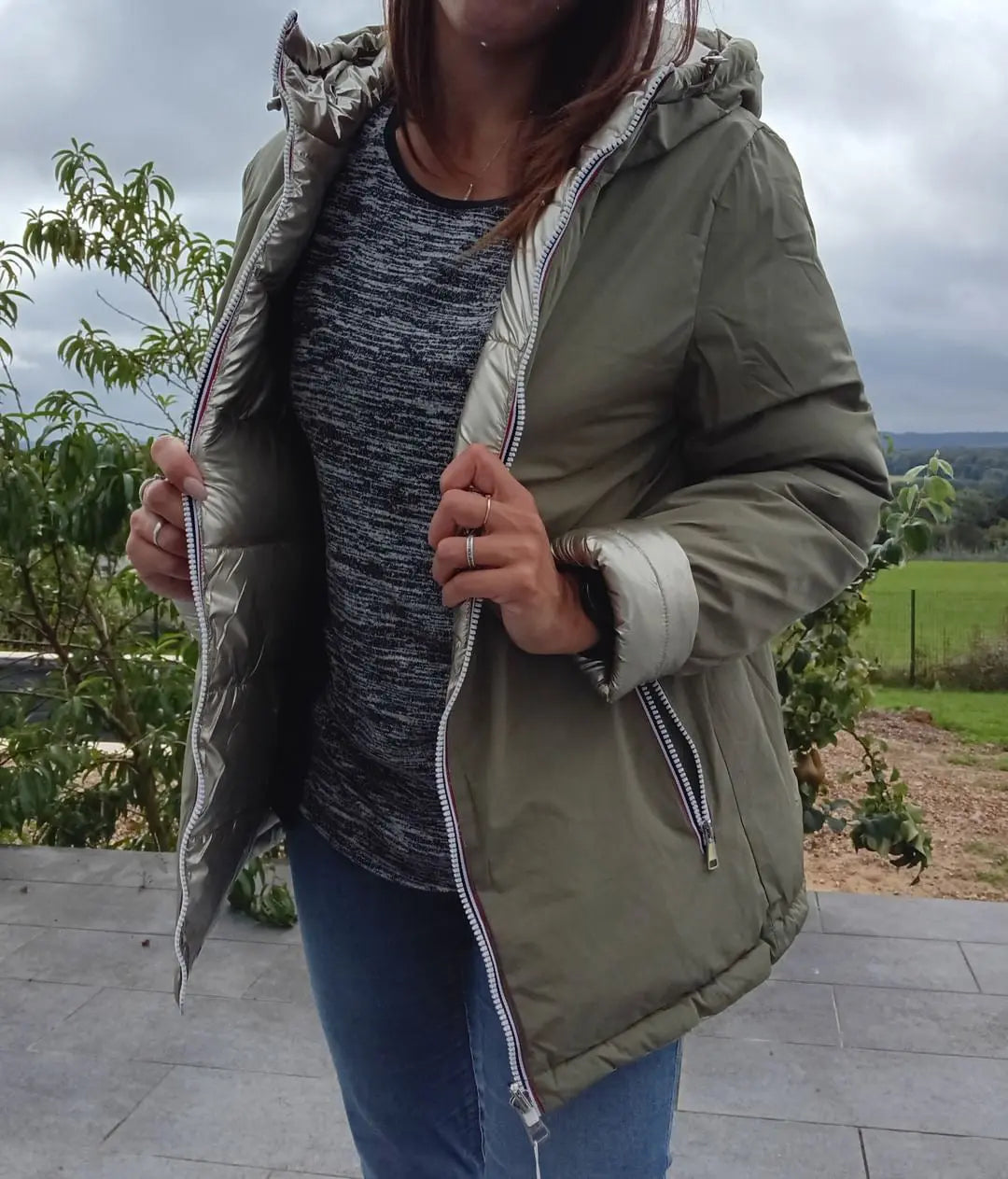 Manteau réversible imperméable Melya Melody pour femme, kaki et doré, affichant une coupe élégante et des détails résistants à l'eau.
