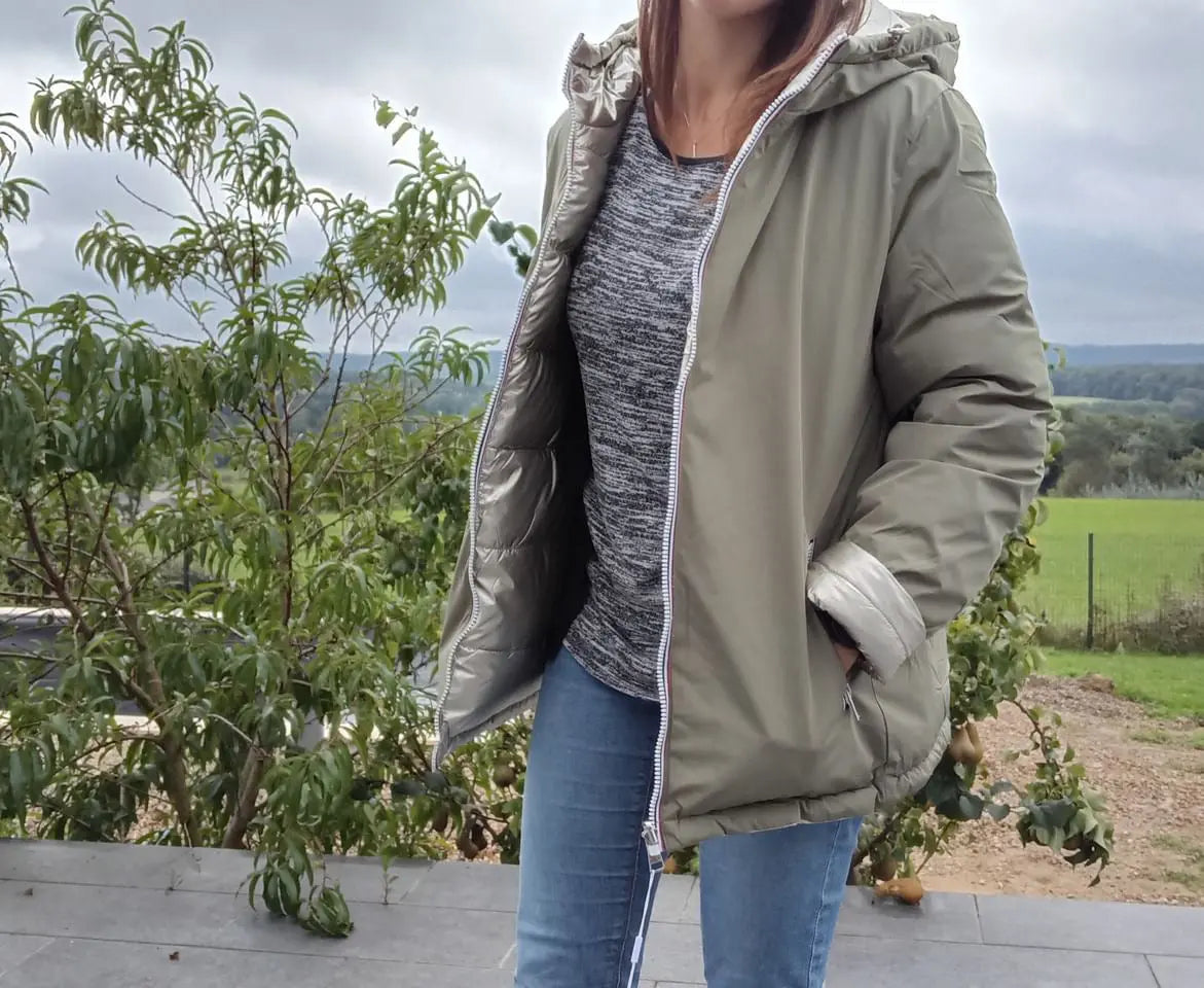 Manteau réversible imperméable Melya Melody pour femme, kaki et doré, affichant un design élégant et pratique.