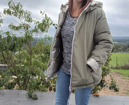 Manteau réversible imperméable Melya Melody pour femme, kaki et doré, affichant un design élégant et pratique.