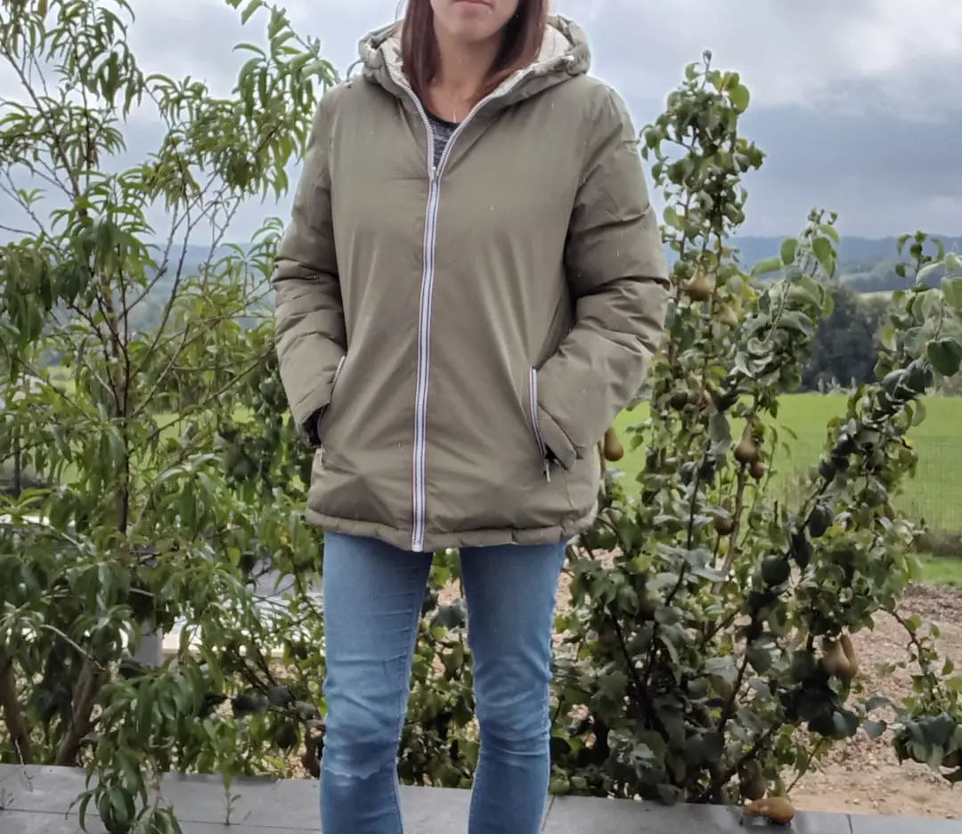 Manteau réversible imperméable Melya Melody pour femme, kaki et doré, avec doublure visible et fermeture frontale.