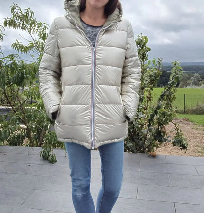 Manteau réversible imperméable Melya Melody pour femme, kaki et doré, avec capuche et fermeture à boutons.