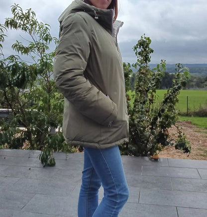Manteau réversible imperméable Melya Melody femme kaki et doré, avec capuche et design élégant, porté en extérieur.