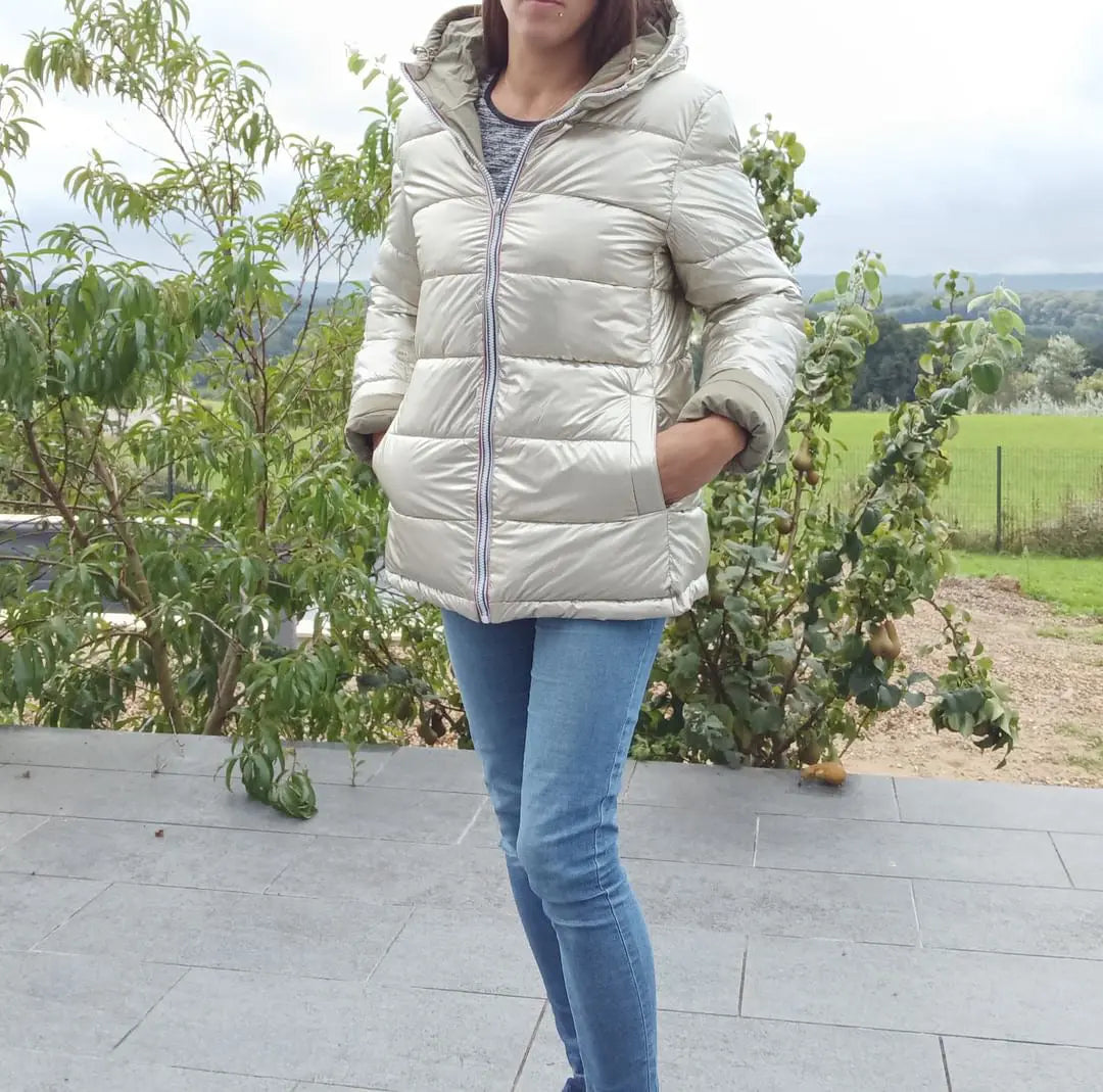 Manteau réversible imperméable Melya Melody pour femme, kaki et doré, avec capuche et poches visibles.