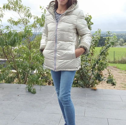 Manteau réversible imperméable Melya Melody pour femme, kaki et doré, avec capuche et poches visibles.
