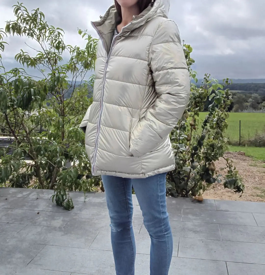Manteau réversible imperméable Melya Melody pour femme en kaki et doré, affichant les deux côtés du vêtement.