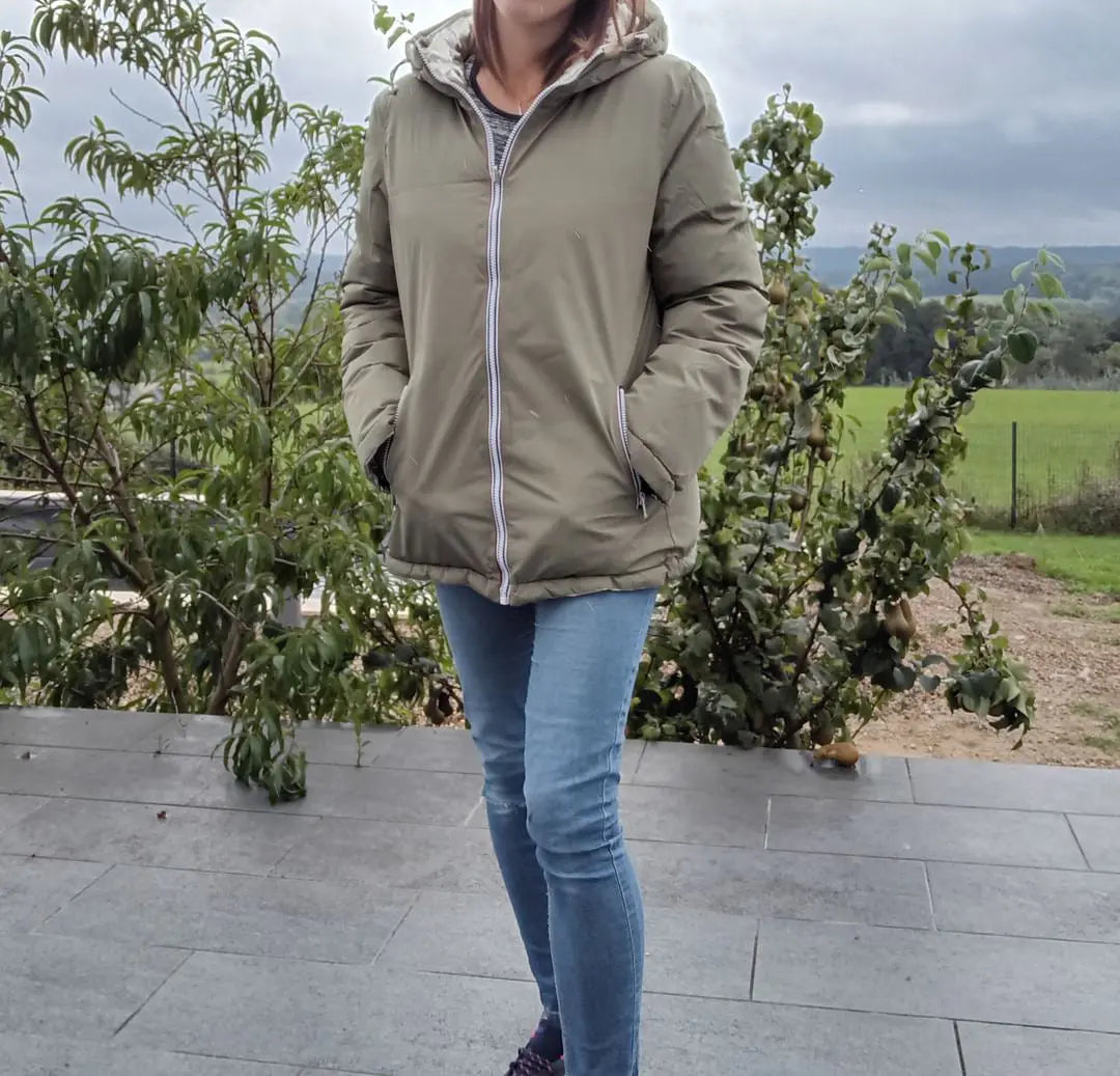 Manteau réversible imperméable Melya Melody pour femme, kaki et doré, avec doublure visible et fermeture éclair.