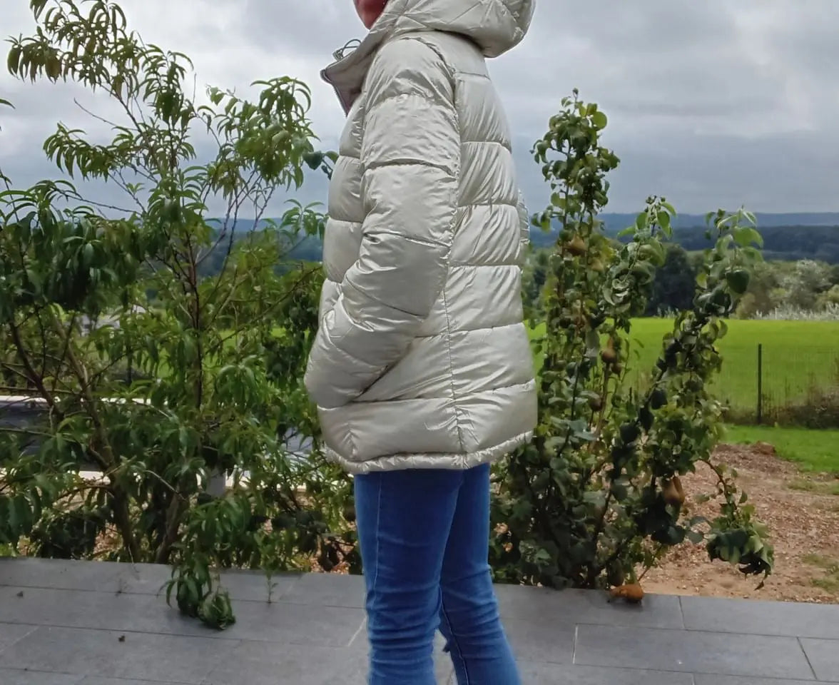 Manteau réversible imperméable Melya Melody femme kaki et doré, affichant un design élégant et pratique pour la pluie.