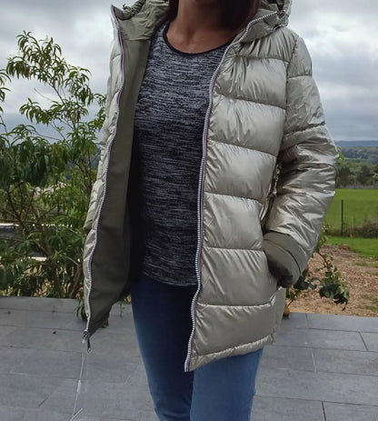 Manteau réversible imperméable Melya Melody pour femme, kaki et doré, affichant les côtés extérieur et intérieur.