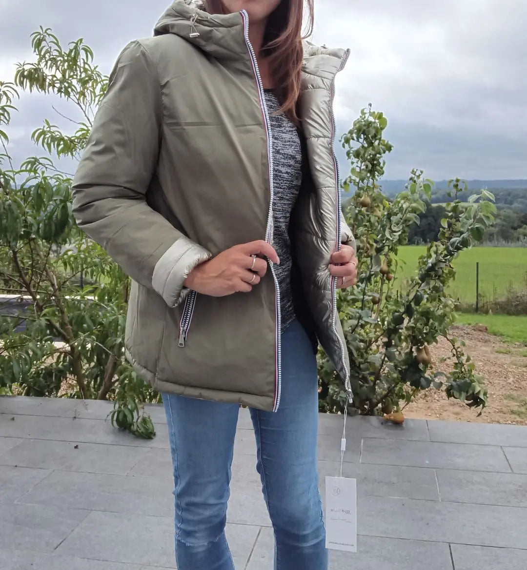 Manteau réversible imperméable Melya Melody femme kaki et doré, montrant les deux côtés du manteau.