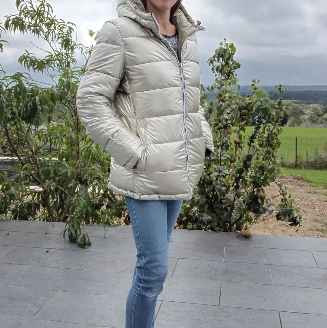 Manteau réversible imperméable Melya Melody pour femme, kaki et doré, affiché sur mannequin en extérieur.