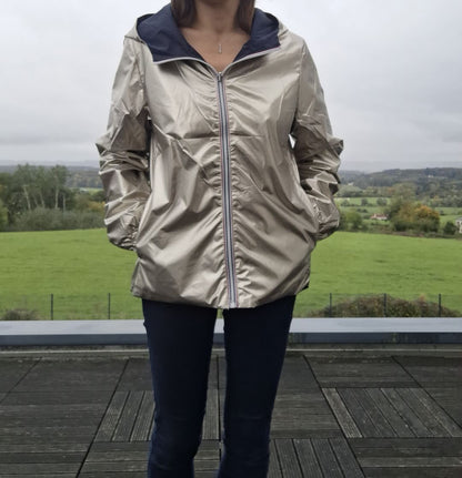 Manteau court imperméable réversible doré Melya Melody porté côté doré, avec intérieur bleu marine visible au col