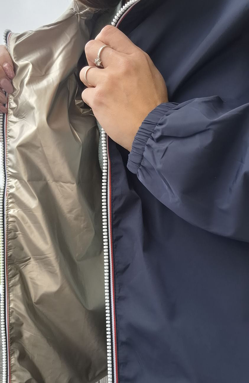 Détail intérieur doré du manteau court imperméable réversible bleu marine Melya Melody, fermeture éclair bicolore visible