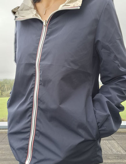 Manteau court imperméable bleu marine réversible doré Melya Melody, zip bicolore, porté par une femme