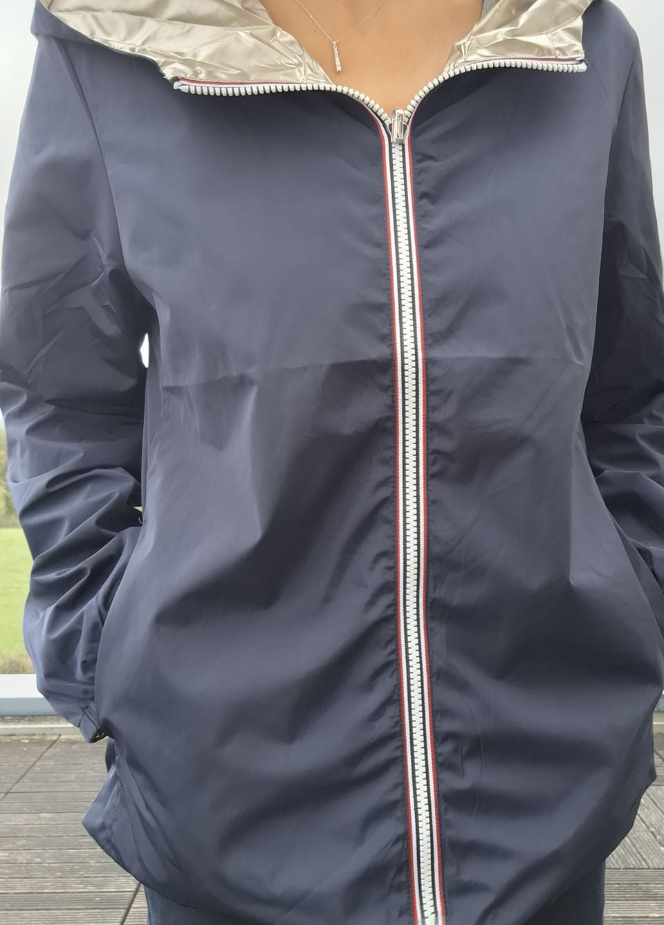 Manteau court imperméable réversible bleu marine et doré Melya Melody, zip tricolore rouge blanc argent
