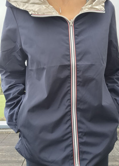 Manteau court imperméable réversible bleu marine et doré Melya Melody, zip tricolore rouge blanc argent