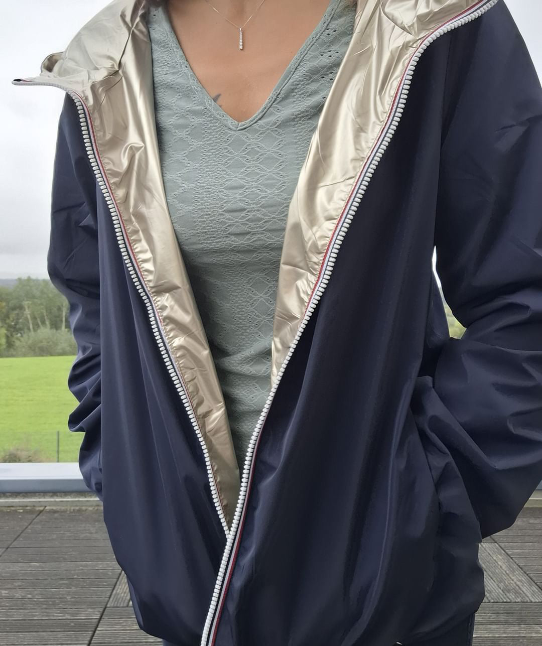 Manteau court imperméable réversible bleu marine et doré Melya Melody, ouvert sur doublure dorée satinée