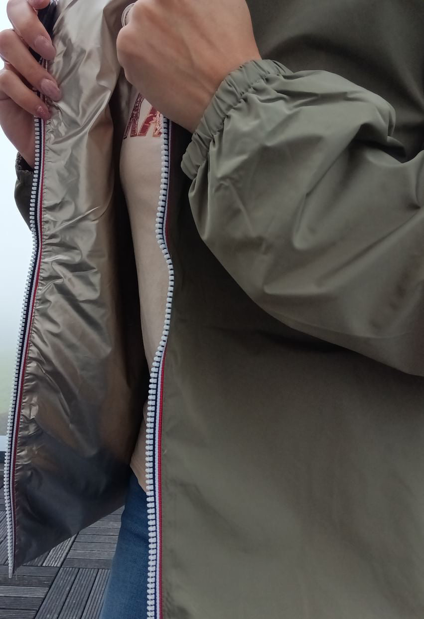Détail fermeture éclair du manteau court imperméable réversible kaki et doré Melya Melody, intérieur doré visible